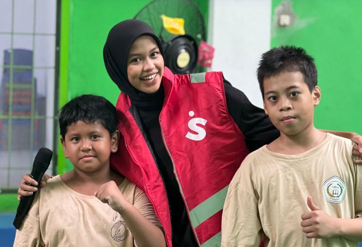 Relawan Gesit mendampingi anak-anak penerima manfaat