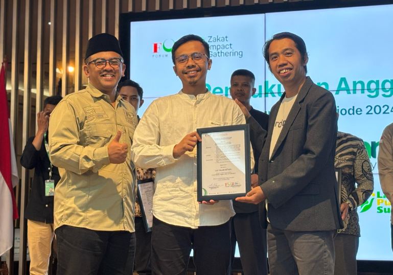 Penyerahan sertifikat keanggotaan Forum Zakat