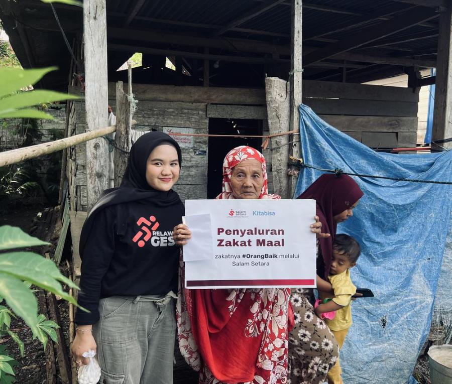 Relawan Salam Setara menyerahkan penyaluran zakat maal kepada penerima manfaat