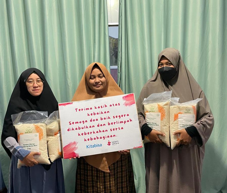 Tiga penerima manfaat menerima bantuan beras Pandan Wangi dari Salam Setara bersama Kitabisa