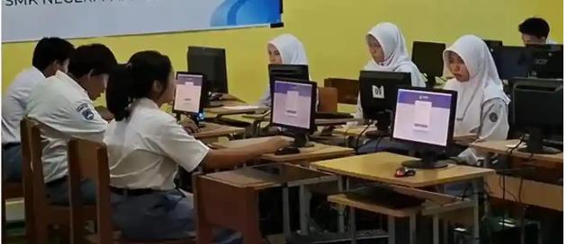 Ilustrasi siswa SMA mengakses komputer di ruang kelas
