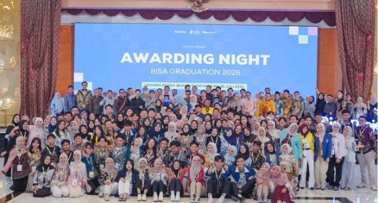 Foto bersama Awarding Night BISA Graduation 2026