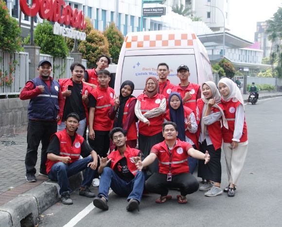 Tim Relawan Gesit berfoto bersama di lokasi aksi sosial
