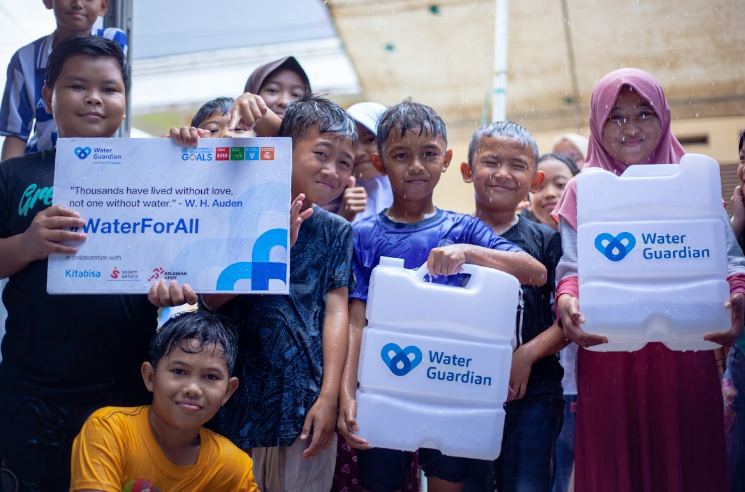 Anak-anak penerima manfaat Water Guardian membawa jeriken air bersih