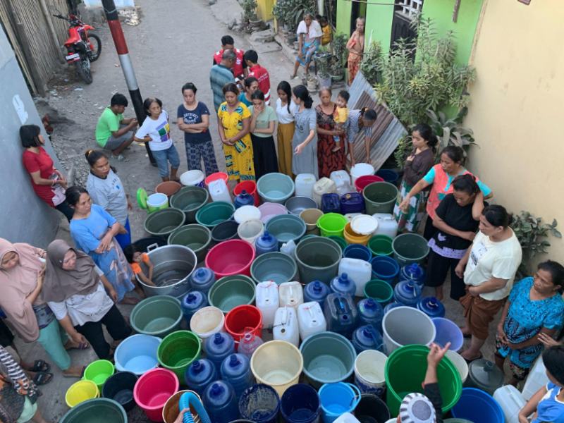 Warga mengantre air bersih dari distribusi water tank