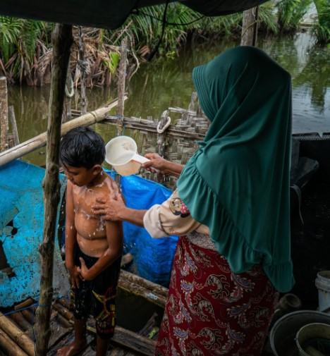 Edukasi air bersih dan sanitasi bersama ibu dan anak