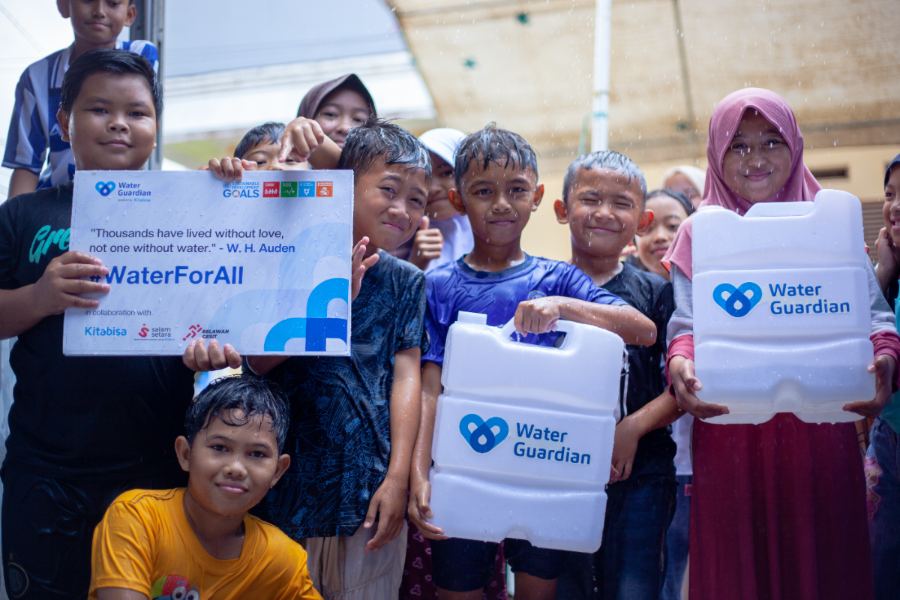 Anak-anak penerima manfaat Water Guardian membawa jeriken air bersih